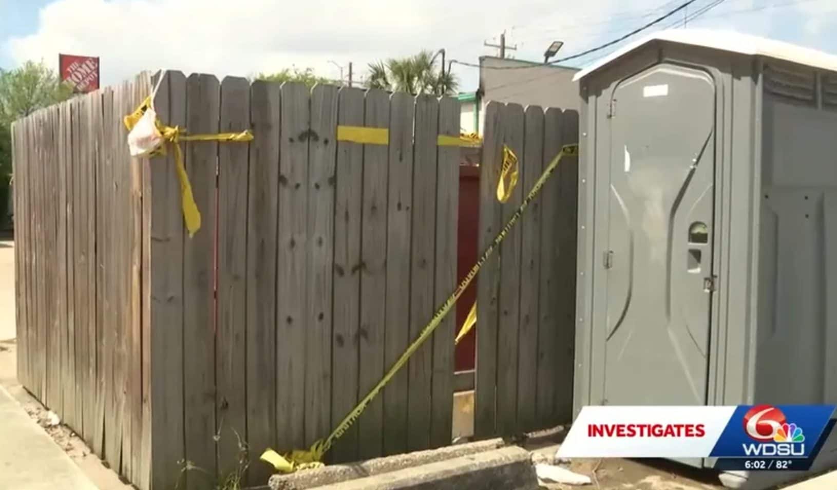 Neonato trovato morto annegato in un bagno chimico negli USA: era vivo quando è nato. Fermata la madre