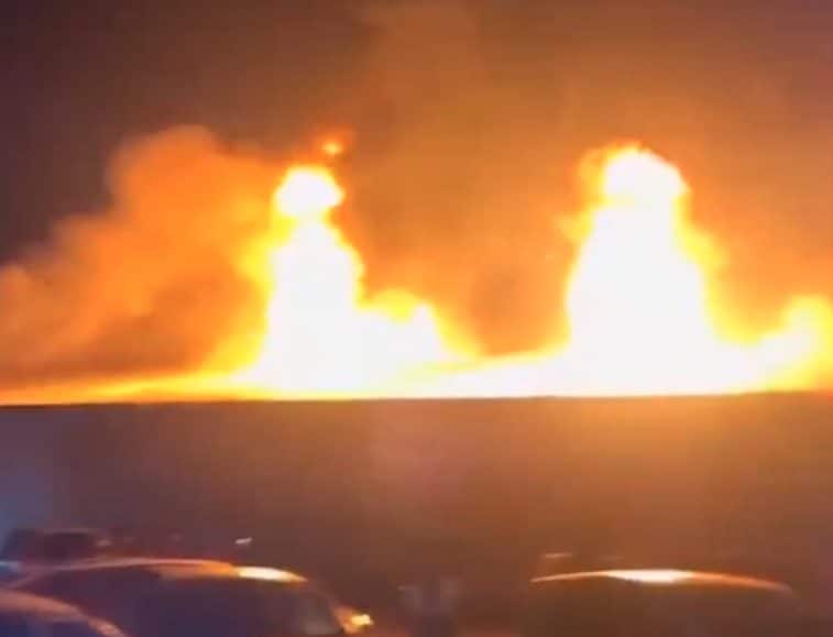 Germania, incendio distrugge nightclub con 750 persone, tre feriti: "Persone con i capelli a fuoco"