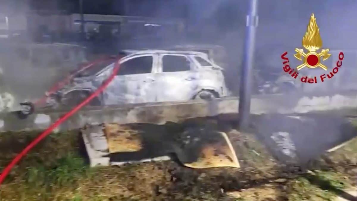 I Vigili del fuoco hanno spento il maxi incendio nel parcheggio vicino all’aeroporto di Alghero