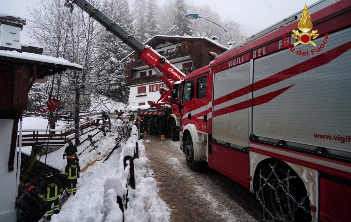 Automobilista fa un volo di 4 metri e piomba sottosopra sulla casa a Cortina: incastrato nella vettura, il video