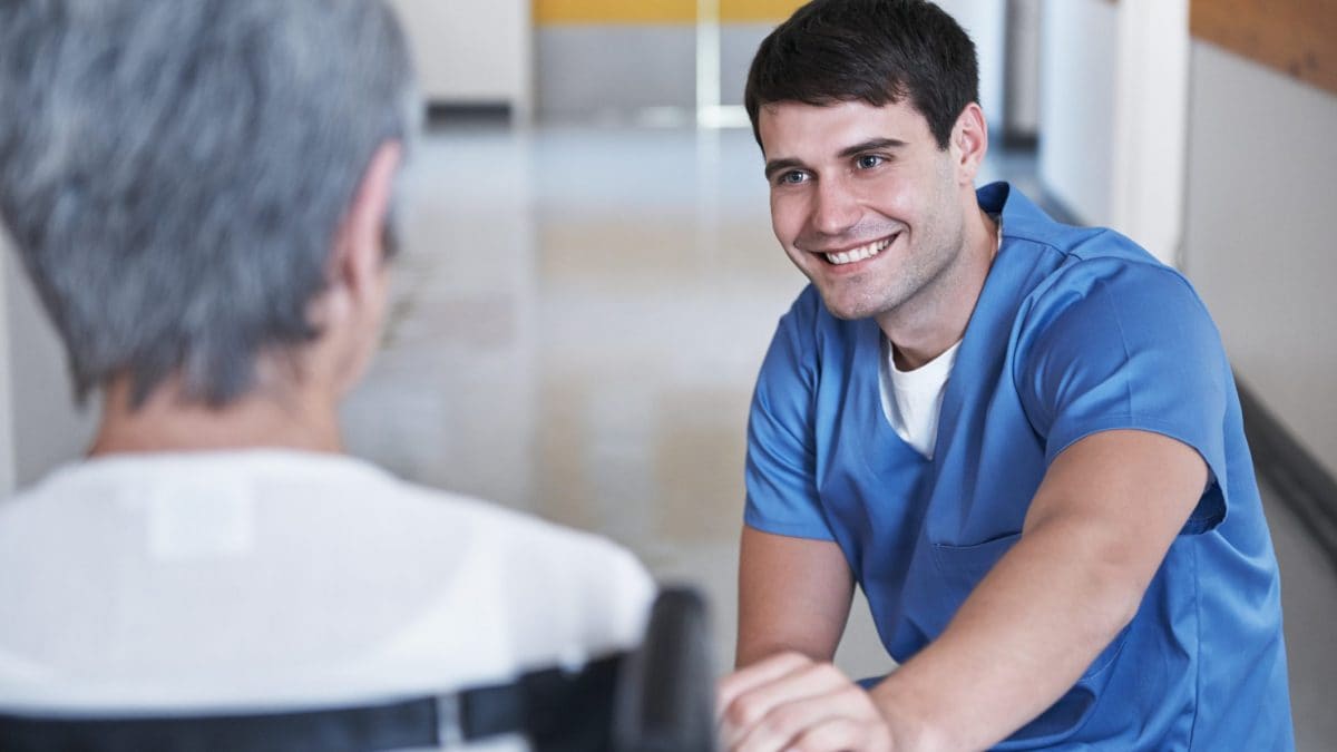 Un oss in provincia di Treviso usava la scusa dei massaggi per togliere le fedi alle ospiti della casa di riposo