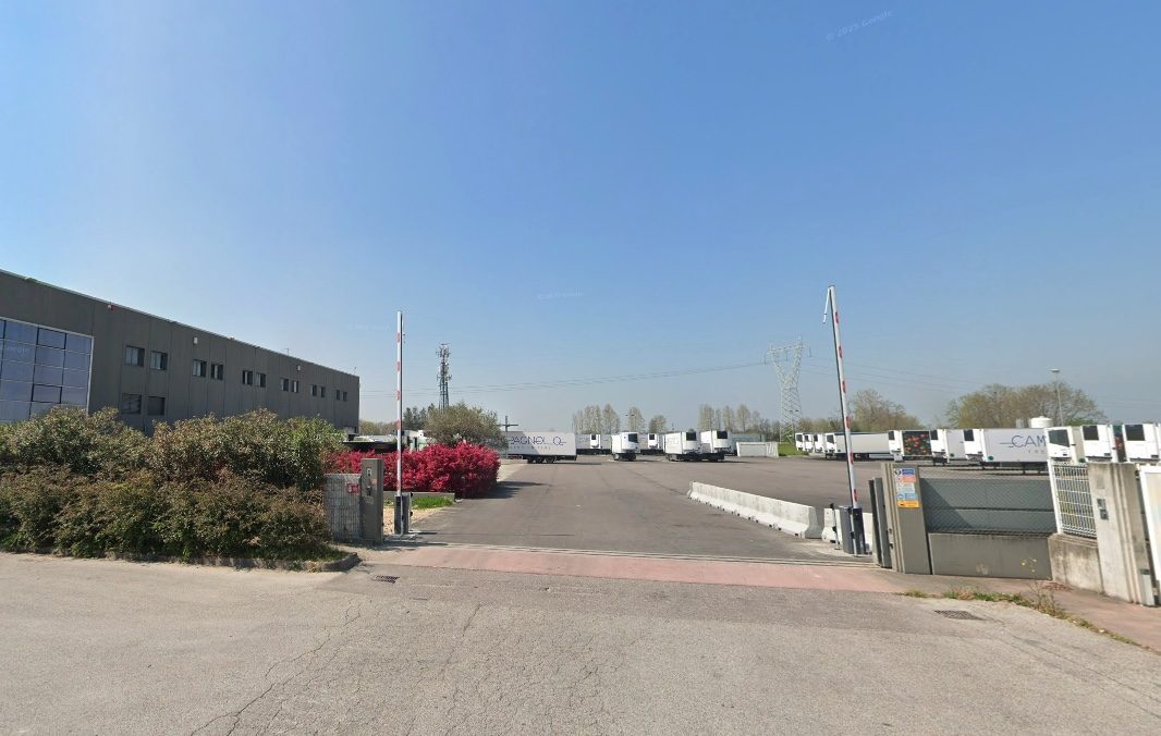 Camion in manovra non si accorge di lei e la investe, Saveria morta a 42 anni nel piazzale dell’azienda