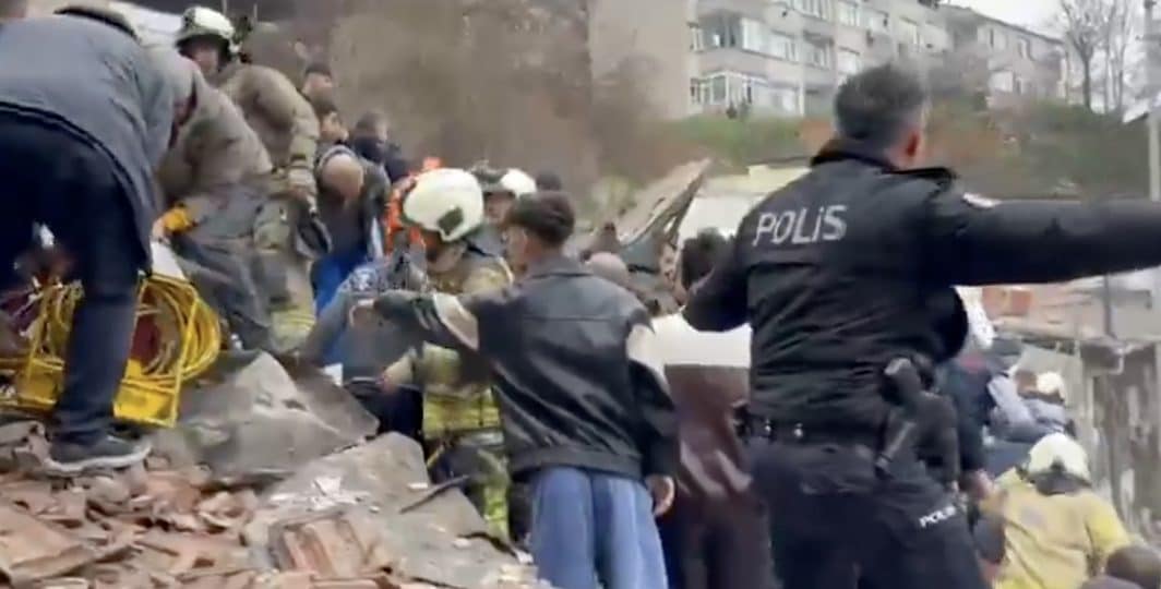 Crollano due edifici a Istanbul dopo esplosione per fuga di gas: persone sotto macerie