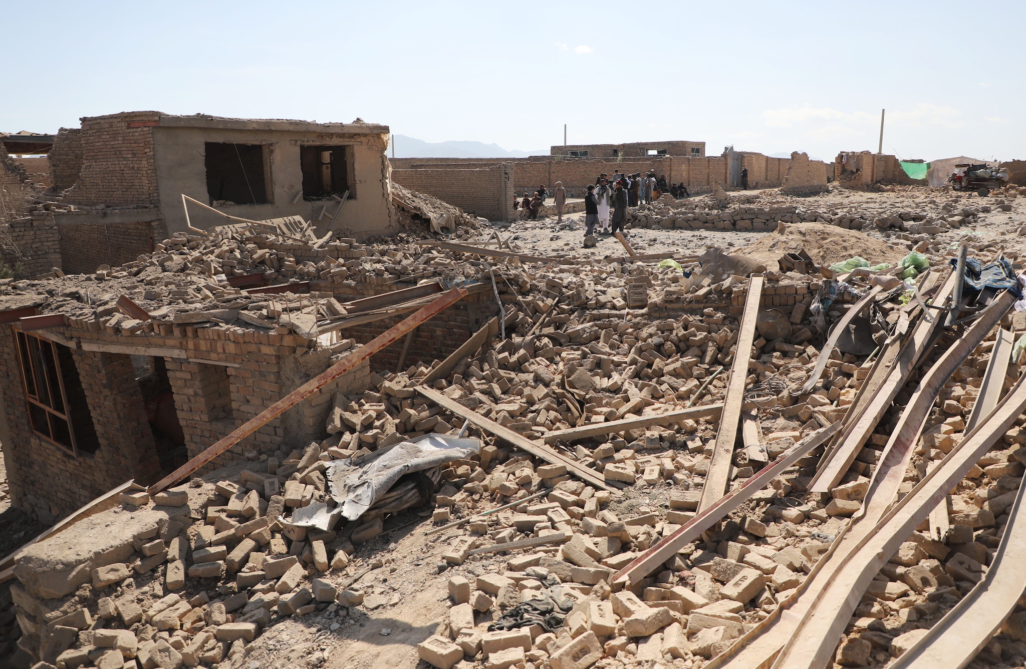 Afghanistan, è guerra col Pakistan: bombardato ospedale Kabul con oltre 400 morti ma Islamabad nega