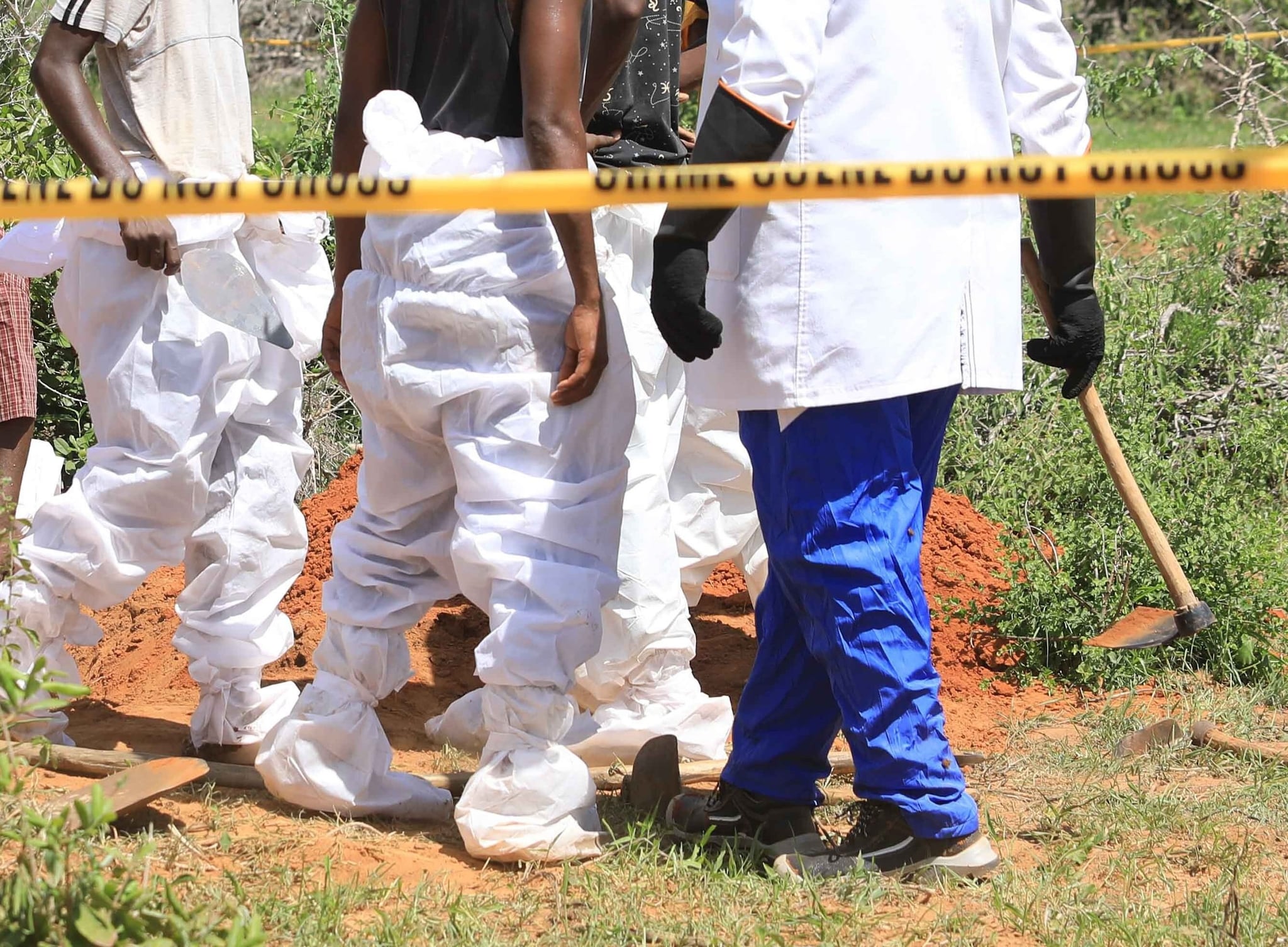 Fossa comune con decine di corpi in sacchi di iuta, anche resti di neonati e feti: macabra scoperta in Kenya