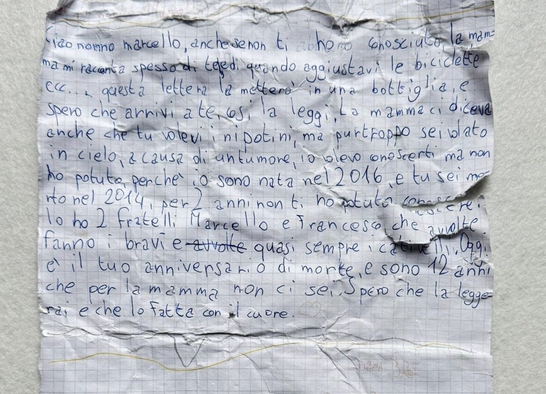 Bimba scrive lettera al nonno mai conosciuto, trovata in una bottiglia sulla spiaggia: "Mamma mi parla di te"