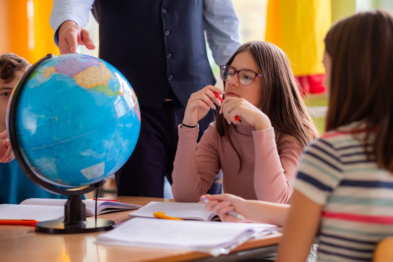 Scuola, arrivano i nuovi programmi per i licei: torna la geografia, con IA e Storia vista dall'Occidente