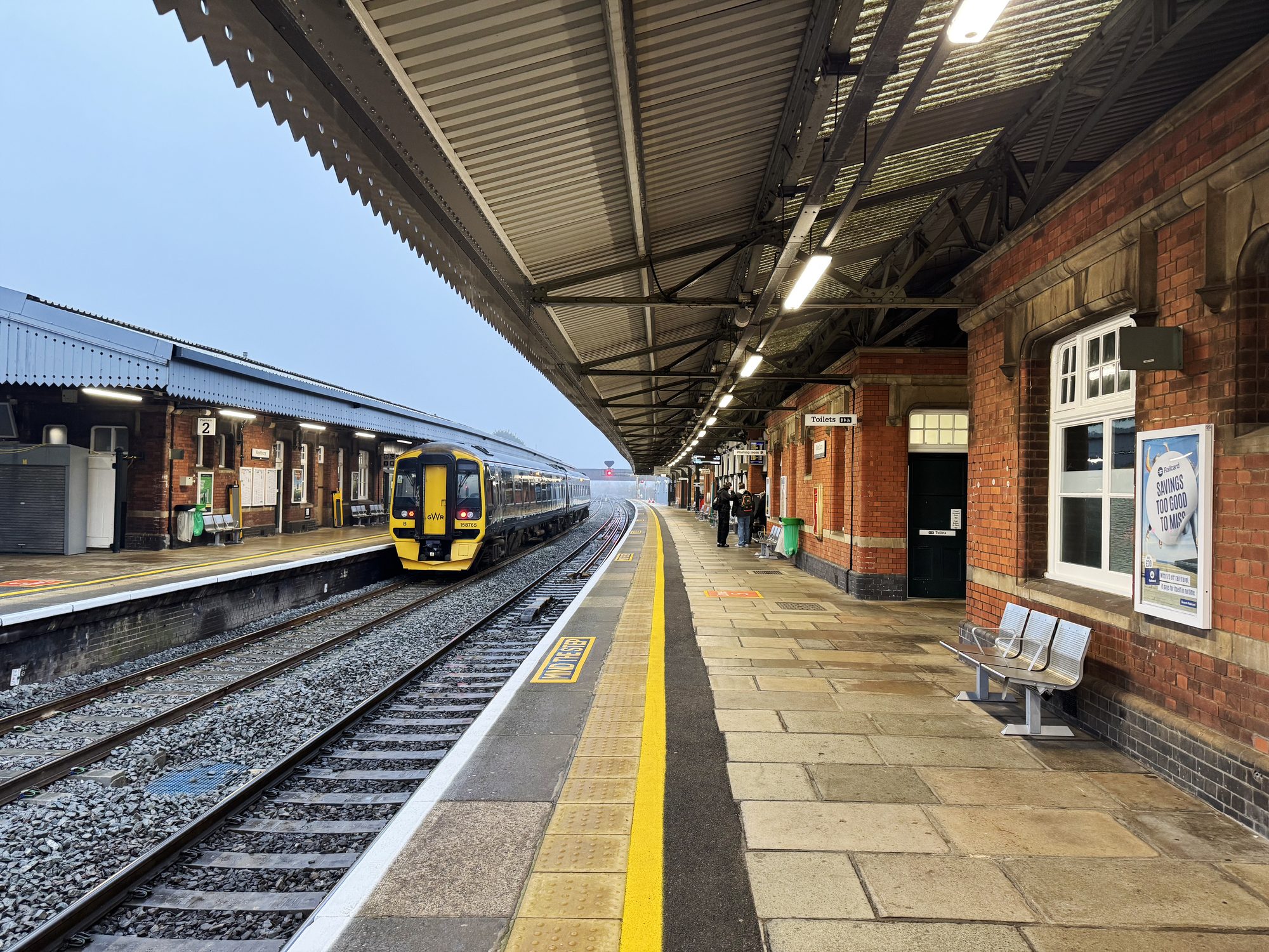 Reggio Emilia, si sporge troppo e viene travolto da un treno: amputate le gambe a un 30enne
