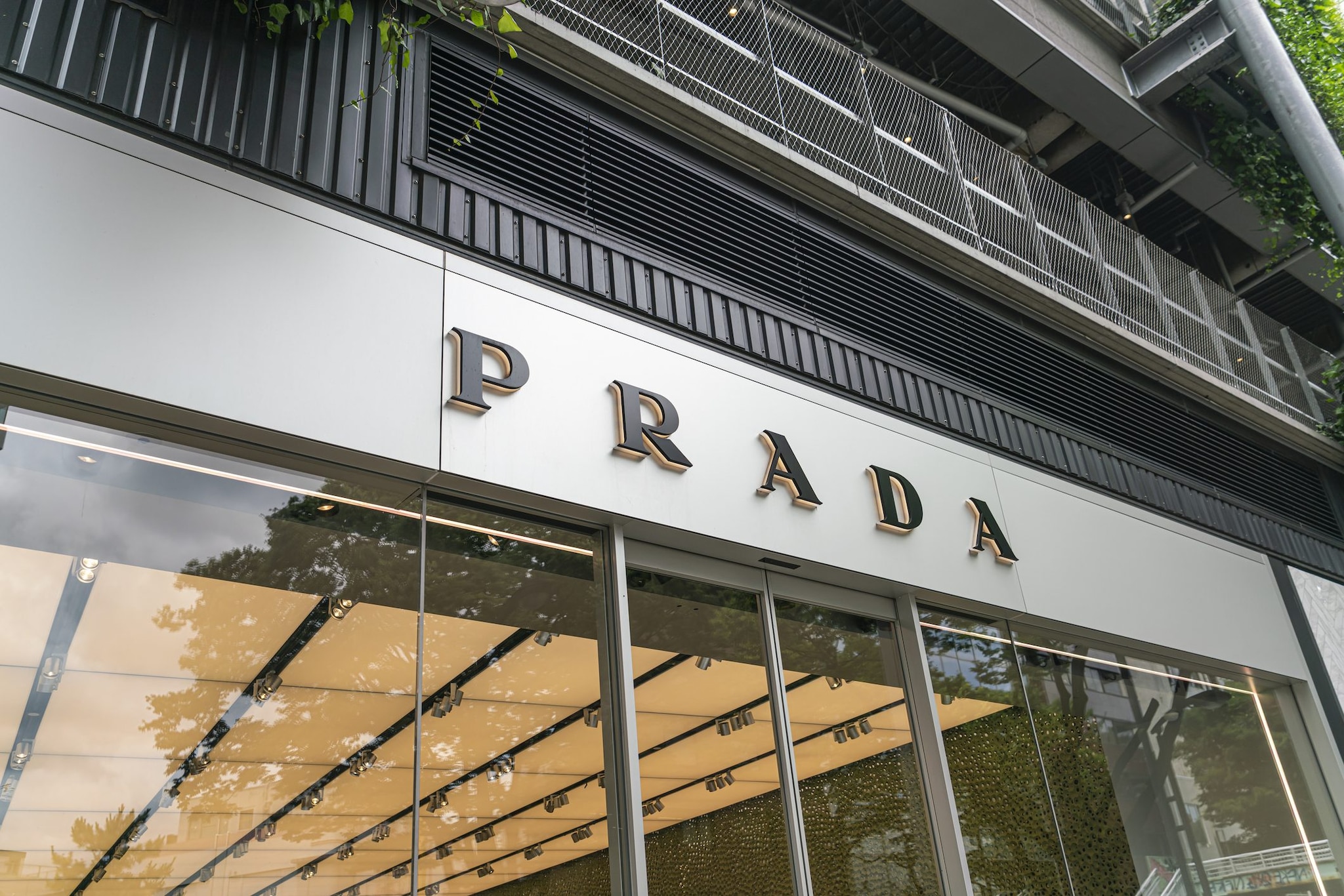 Assalto alla fabbrica Prada di Dolo, ladri sfondano l'ingresso e rubano scarpe da centinaia di migliaia di euro