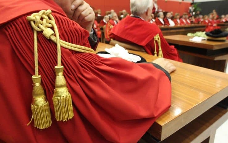 Svizzera, due giudici hanno una storia d’amore segreta: ora rischiano di perdere il posto