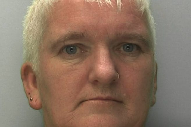 Tiene donna in schiavitù per 25 anni, la prende a bastonate e le fa mangiare scarti: condannata