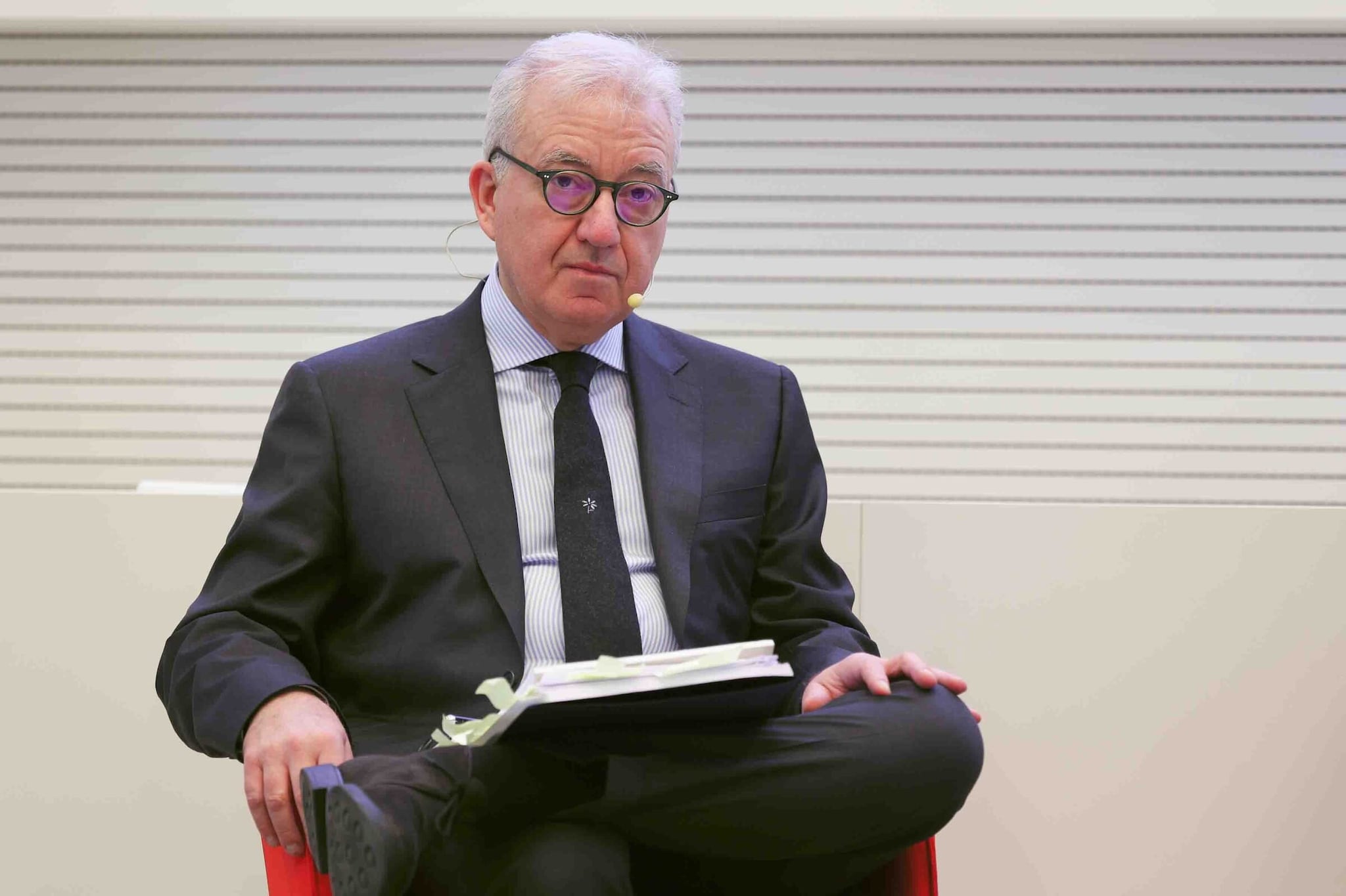 Su Paragon Mantovano non risponde ma si limita a difendere i Servizi: "Certo che abbiano rispettato la legge"