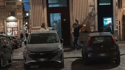 Senzatetto picchiato con la sua chitarra, il pestaggio in un video: colletta in Liguria per ricomprargli lo strumento