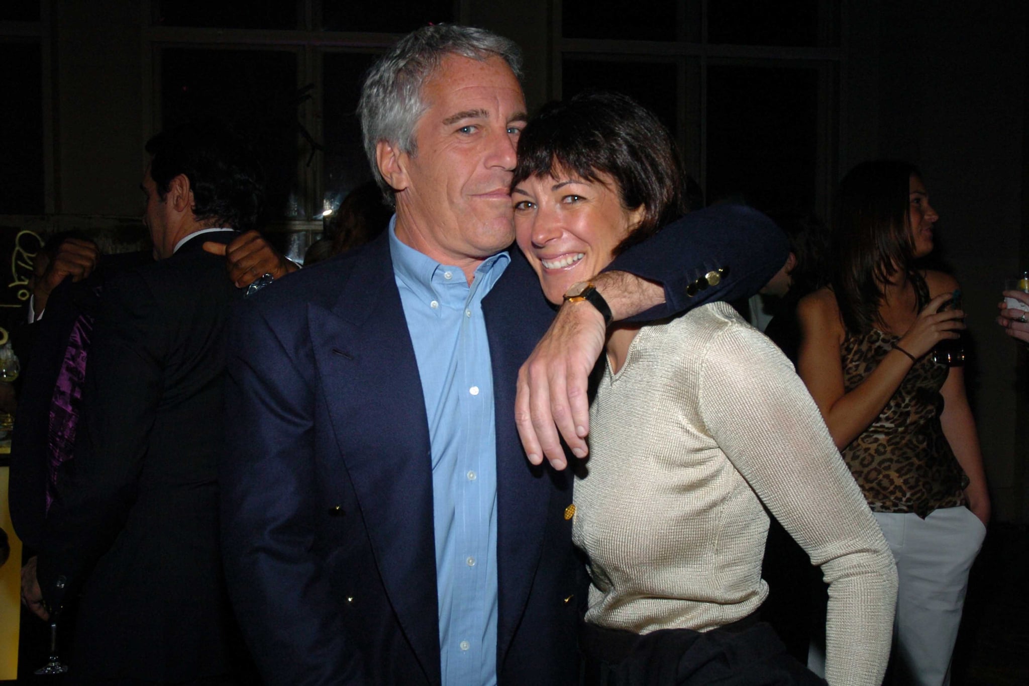 La storia di Ghislaine Maxwell, prima complice e vittima di Jeffrey Epstein (e pure di suo padre)
