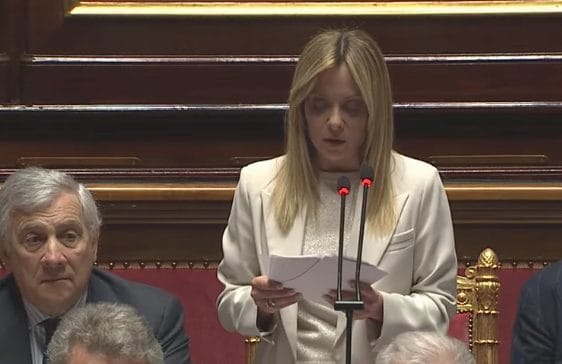 Meloni, in diretta alla Camera sulla crisi in Iran: la premier: "Non entreremo in guerra", M5s: "Al governo servi di Trump"