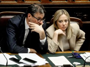 Governo Meloni, oggi in Aula il voto sul Dfp, attesa per il taglio delle accise. I legali di Minetti: “Atti trasmessi alla Pg”, news in diretta