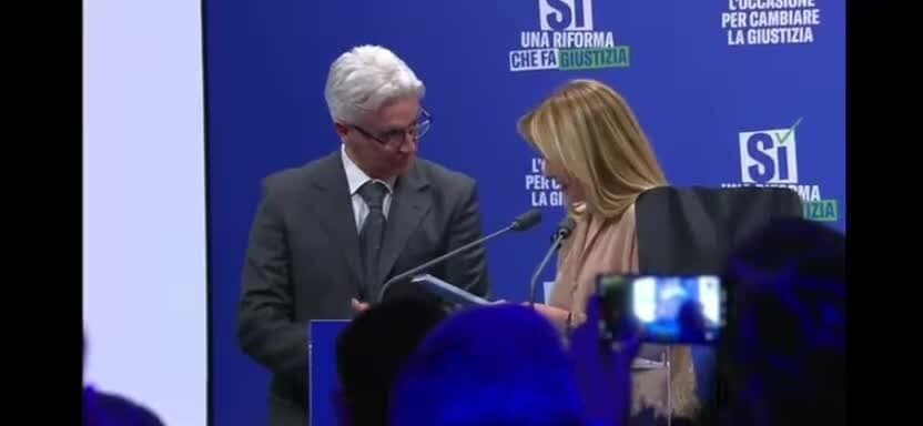 Elude la sicurezza e interrompe il comizio di Meloni: chi è l’uomo che ha chiesto le dimissioni di Mattarella