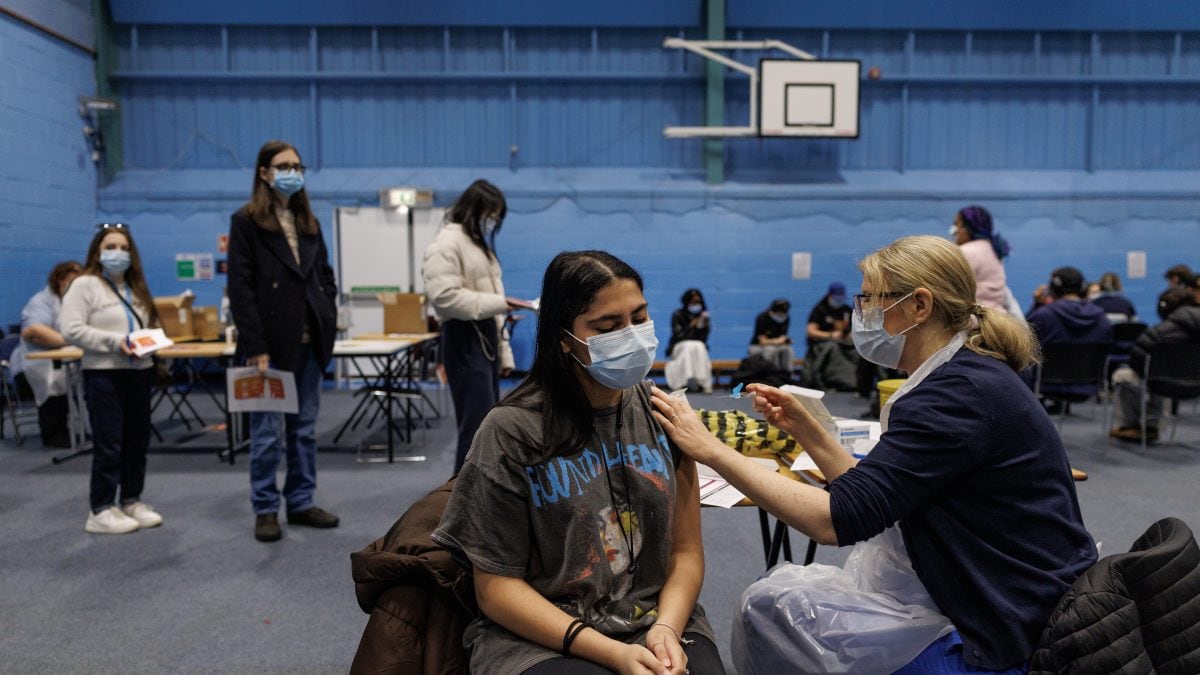 Uno dei centri vaccinali allestiti per far fronte all’epidemia di meningite in Inghilterra.