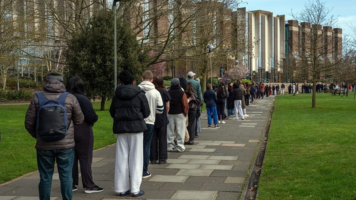 Studenti e personale in fila per antibiotici all’Università di Kent dopo due morti per meningite.