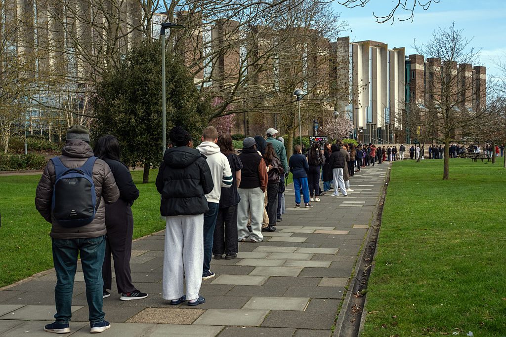 Studenti e personale in fila per antibiotici all’Università di Kent dopo due morti per meningite.
