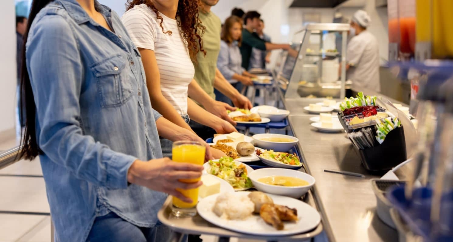 In malattia ma mangia in mensa con i colleghi, sospesa ma il giudice ordina di restituirle stipendi: lieve entità