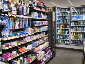 Reggio Emilia, titolare del minimarket gli rifiuta birra in omaggio, 38enne la pugnala con un cacciavite: denunciato