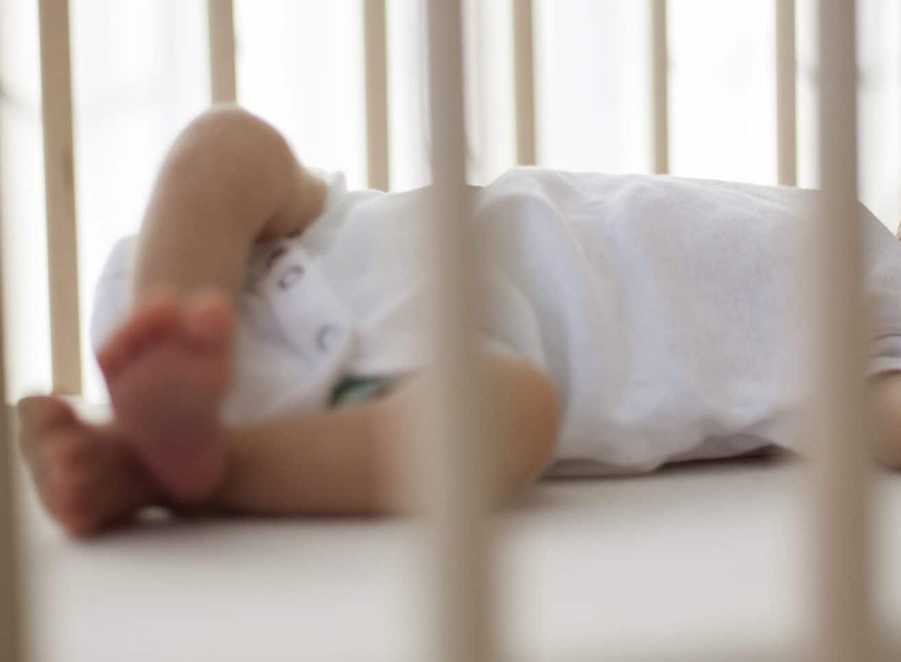 Bimbo di 5 mesi morto a Trieste, papà indagato per omicidio: "Gli ha sbattuto la testa mettendolo nella culla"