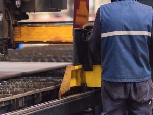 Operaio 22enne muore incastrato nel macchinario, collega ferito tentando di salvarlo: tragedia sul lavoro a Padova