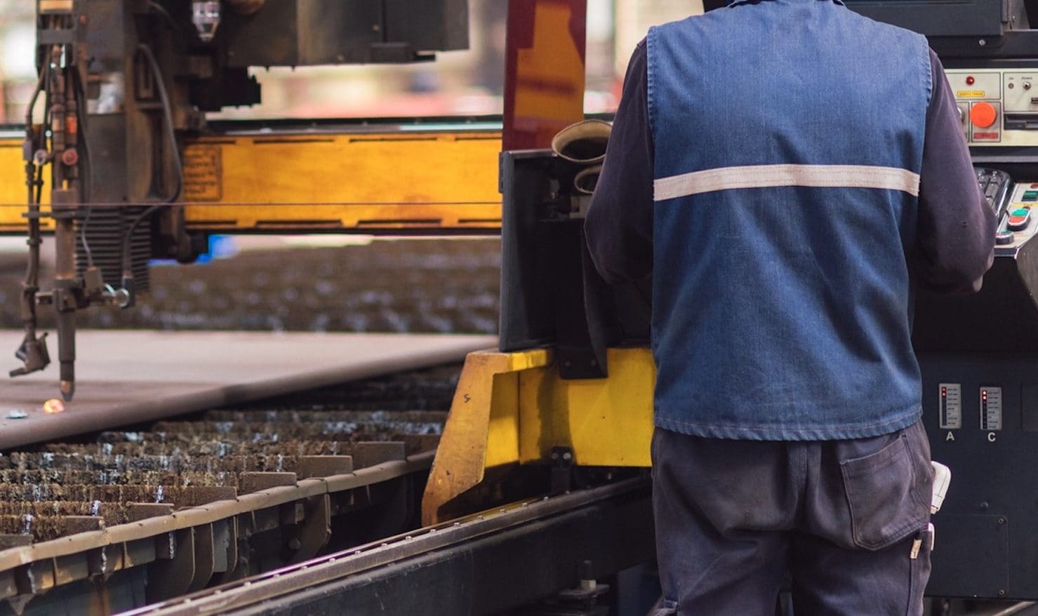 Operaio 22enne muore incastrato nel macchinario, collega ferito tentando di salvarlo: tragedia sul lavoro a Padova