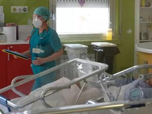 Donna di 30 muore mentre partorisce in ospedale a Pinerola: aperta inchiesta, il neonato è salvo