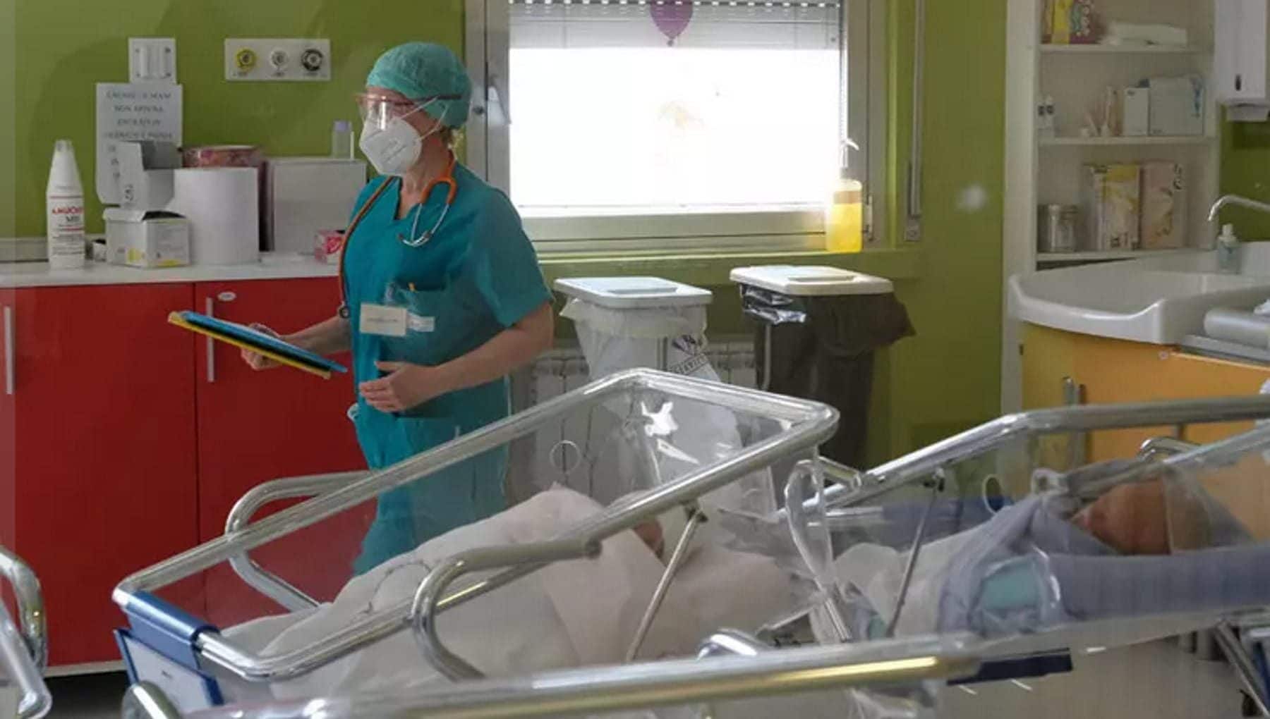 Donna di 30 muore mentre partorisce in ospedale a Pinerolo: aperta inchiesta, il neonato è salvo