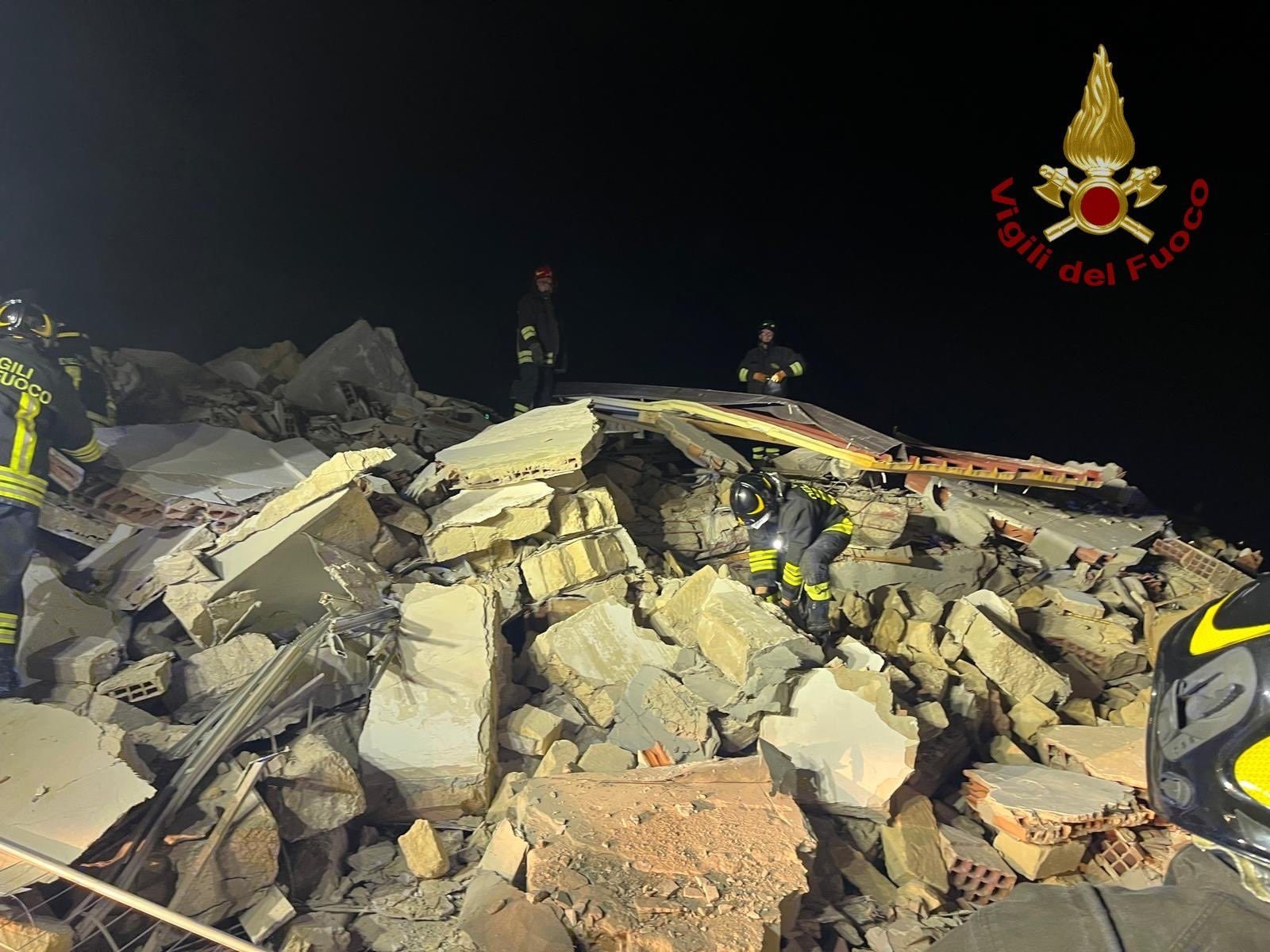 Crolla palazzina abbandonata a Licata, Vigili del Fuoco sul posto: "In corso verifiche tra le macerie"