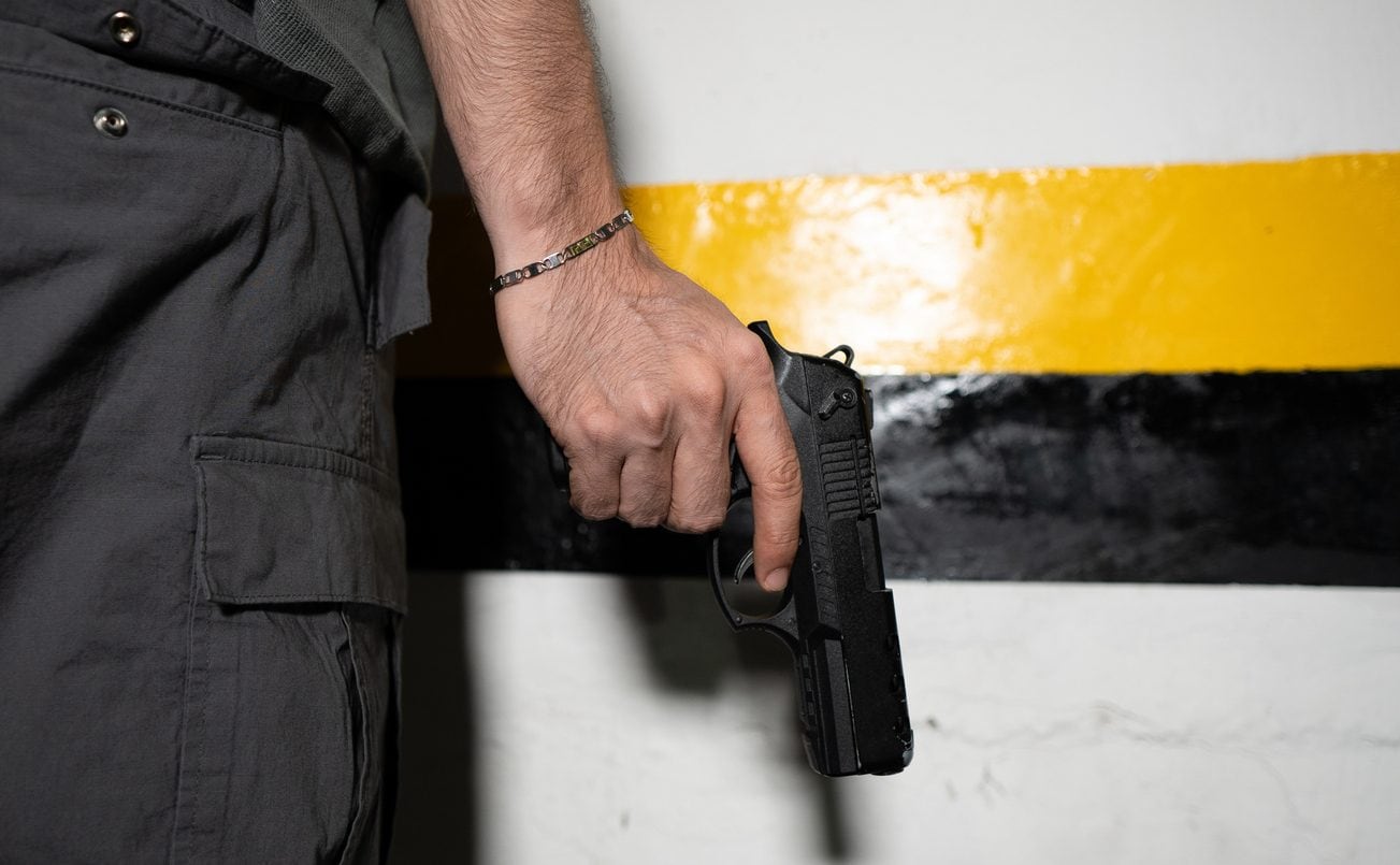 Lite al pronto soccorso di Livorno, uomo sfila la pistola a un vigilante e spara al "rivale": l'arma era scarica