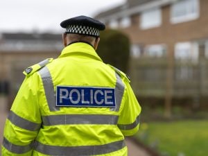 Trovato morto in un parco in Inghilterra, 28enne arrestata per omicidio: “Vittima e sospettata si conoscevano”