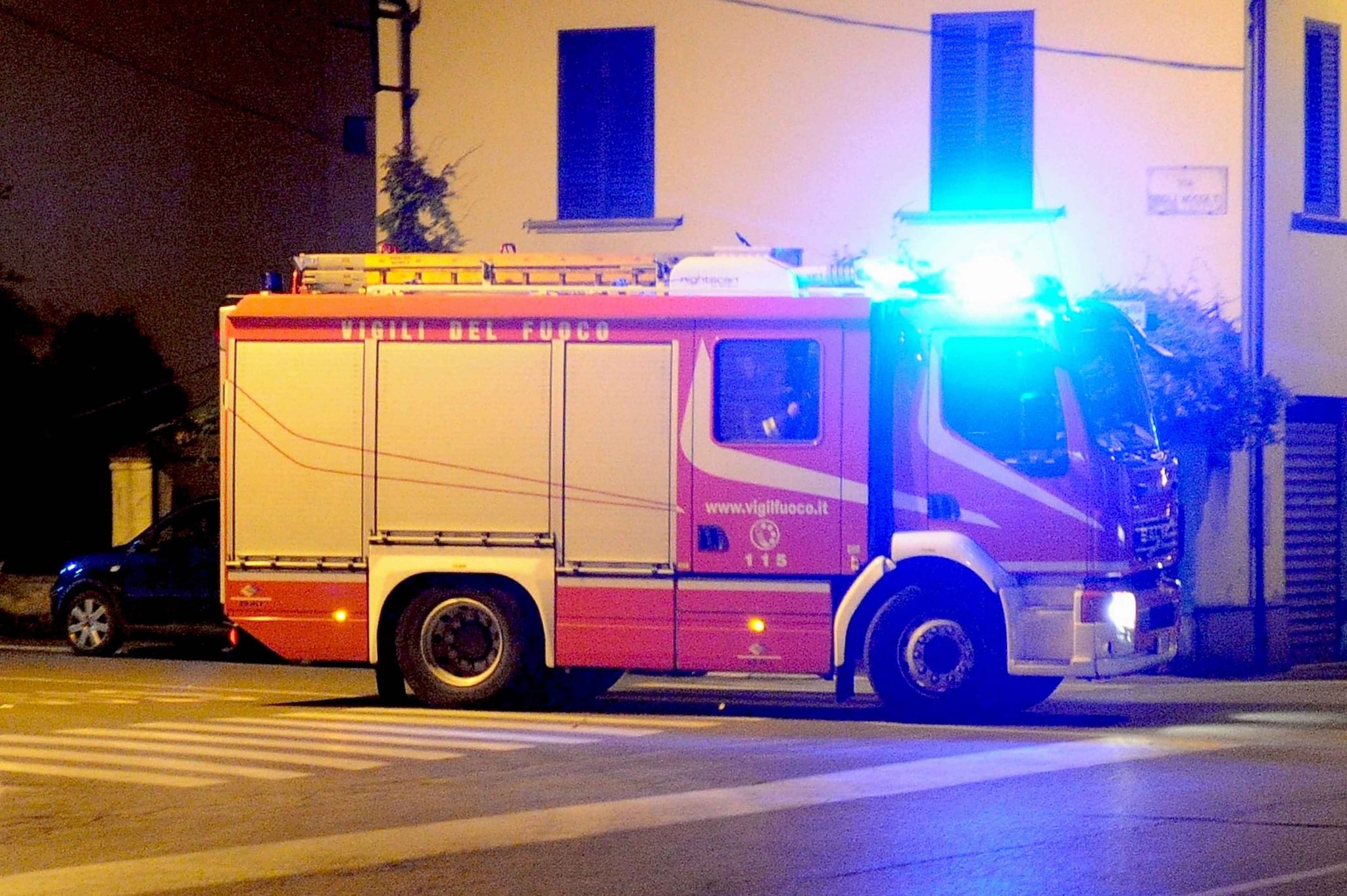 Palazzina in fiamme a Catania: poliziotti delle volanti fanno evacuare tutti ma rimangono intossicati