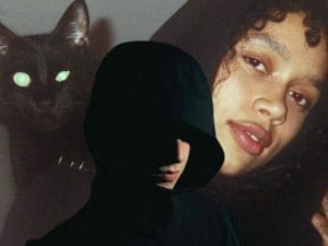 Intervista a prima stanza a destra: “Faccio musica per far sentire meno soli. L’anonimato? Protegge dall’ego”