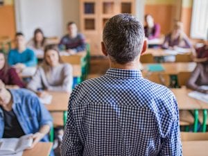 Novara, prof indagato per violenza sessuale su alunni: i presunti abusi durante le lezioni