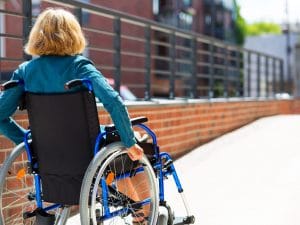 Bimba di 8 anni cade dalla sedia a rotelle durante sport a scuola: dimessa muore poche ore dopo, tragedia in Scozia