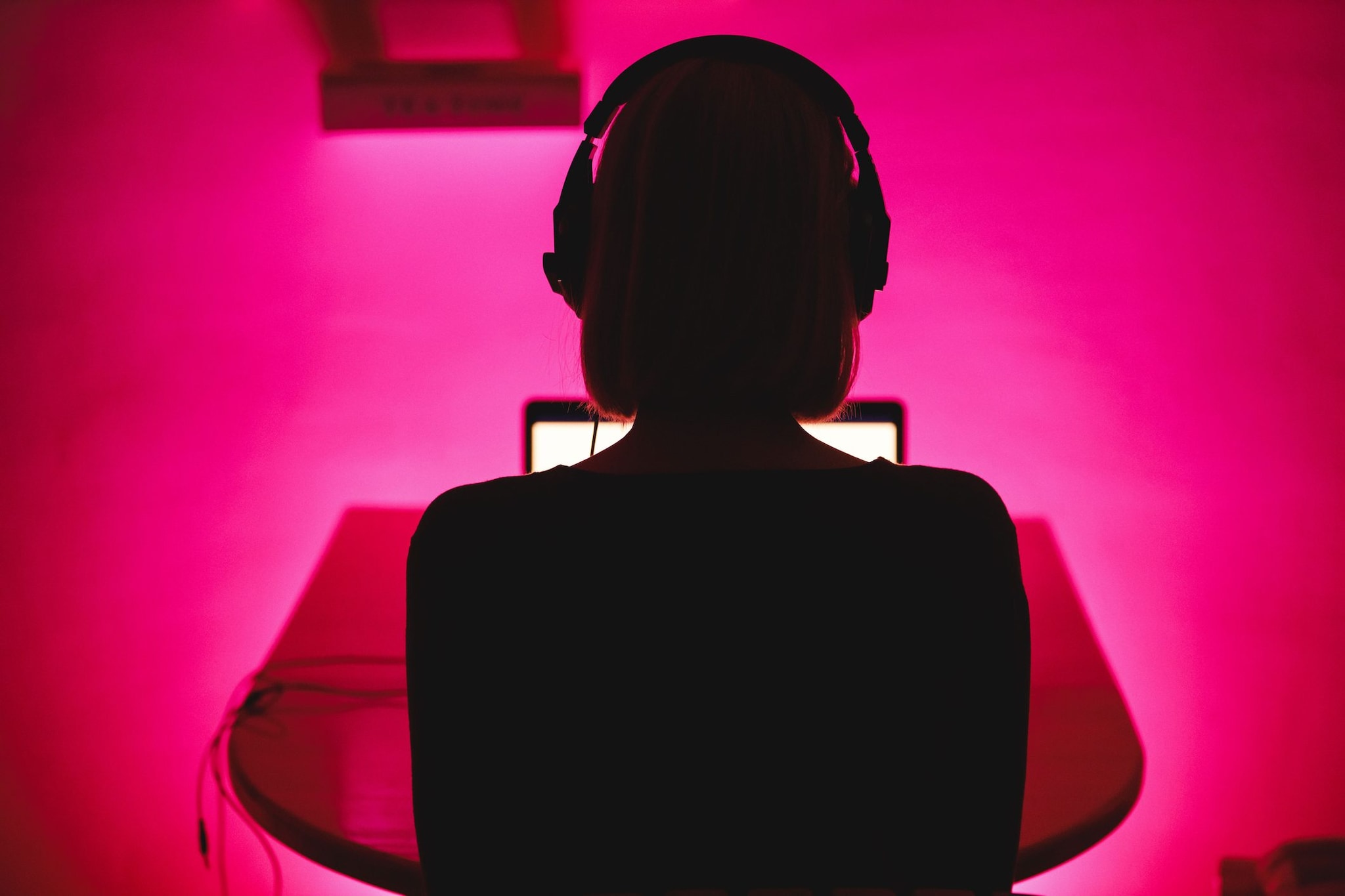 Faceva prostituire sul web la figlia 15enne, confermata in appello la condanna a 4 anni e 10 mesi per la madre