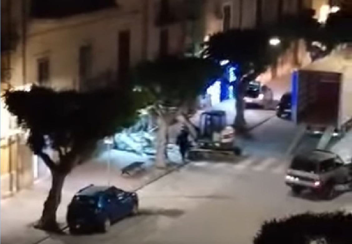 Con escavatore entrano in gioielleria in centro a Licata, la fuga pochi secondi prima dell’arrivo dei carabinieri