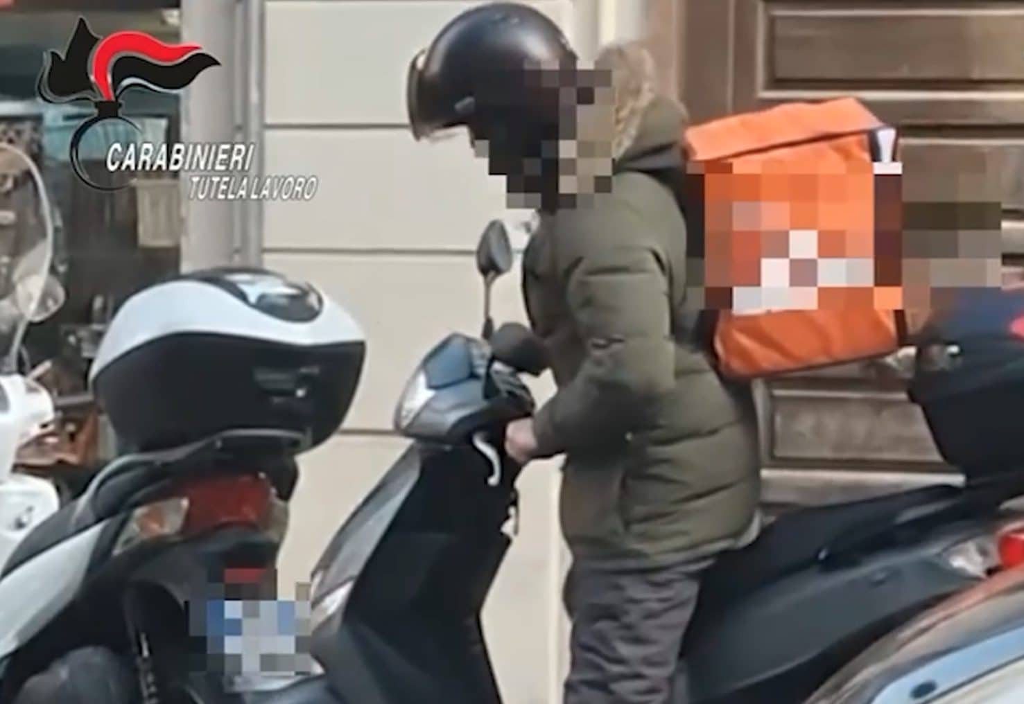 Rider a 2,5 euro a consegna, controllati ogni minuto e senza possibilità di rifiutare: a Messina “caporalato digitale”