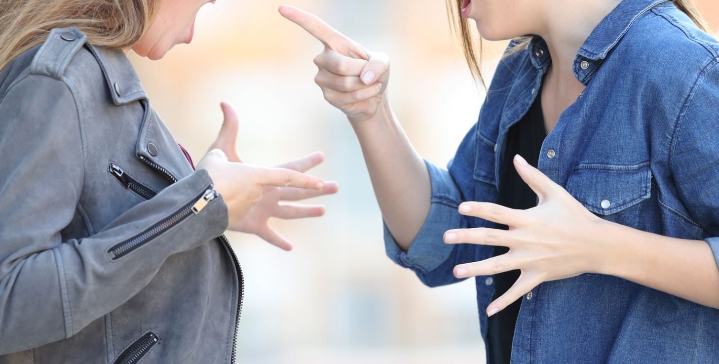 Protesta perché non riesce a studiare: rissa tra coinquiline finisce con botte e morsi, tre in ospedale ad Ancona