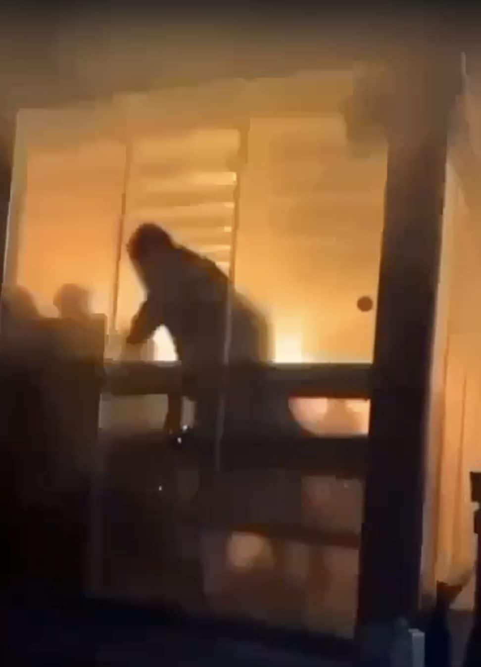 Chi osservava dalla strada poteva vedere le fiamme all’interno del Constellation e le persone che cercavano di uscire