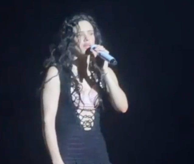 Rosalia ha avuto un’intossicazione alimentare, per questo ha interrotto il concerto a Milano: “Continuo a vomitare”