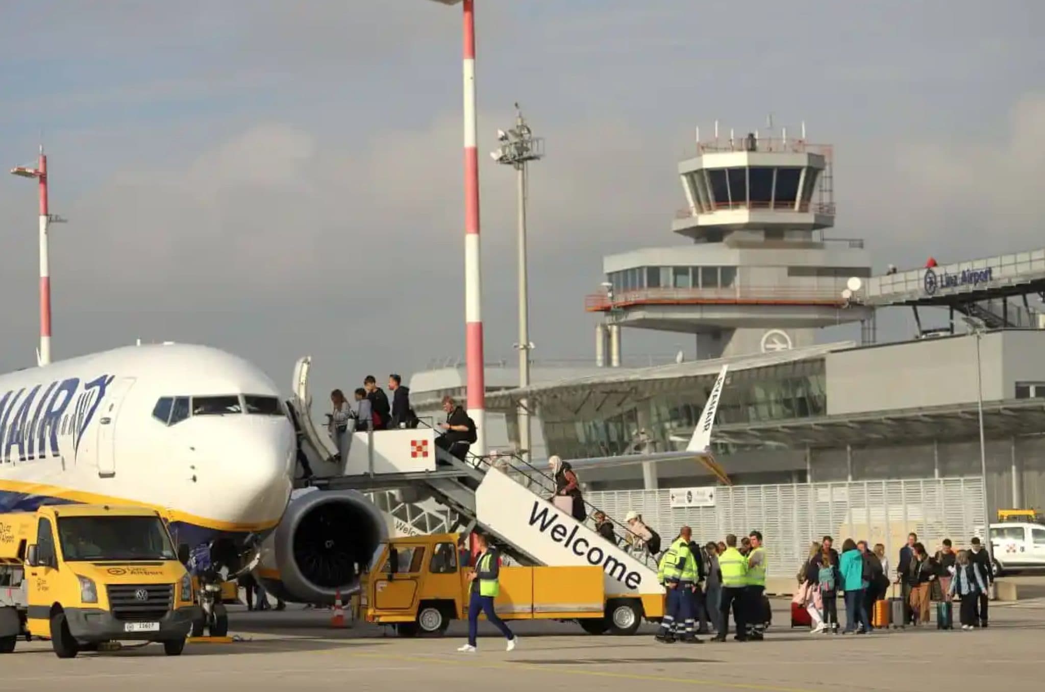 Il volo ha un ritardo di 13 ore, Ryanair si rifiuta di rimborsare la passeggera: tribunale sequestra l'aereo