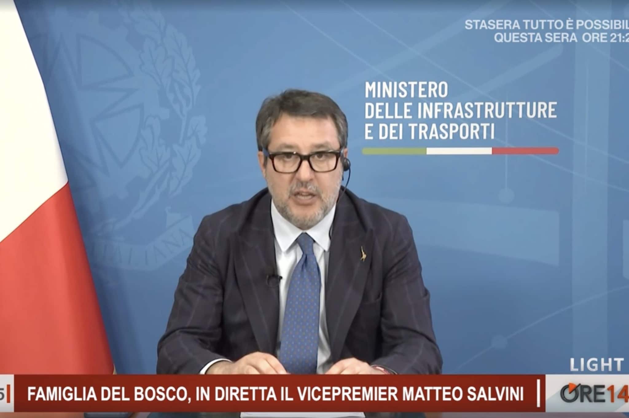 Famiglia nel bosco, Salvini in TV dice che parla "da papà" con il logo del ministero alle spalle