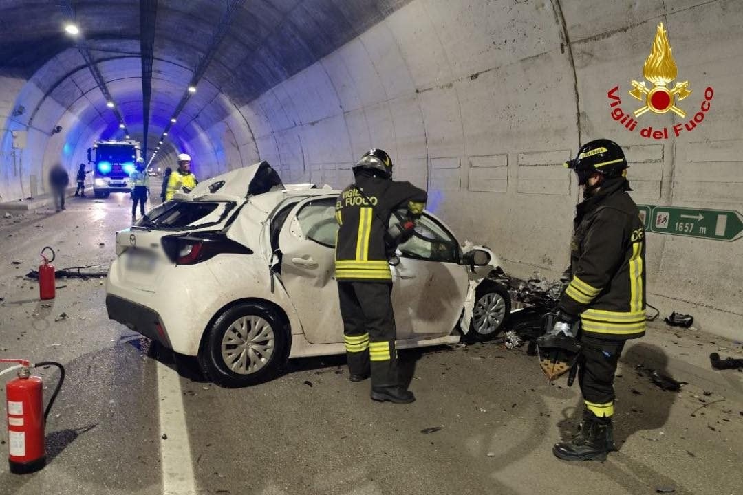 Frontale tra auto e betoniera nella galleria del Monte Fara, il 50enne Valerio Bacigalupo muore nello schianto