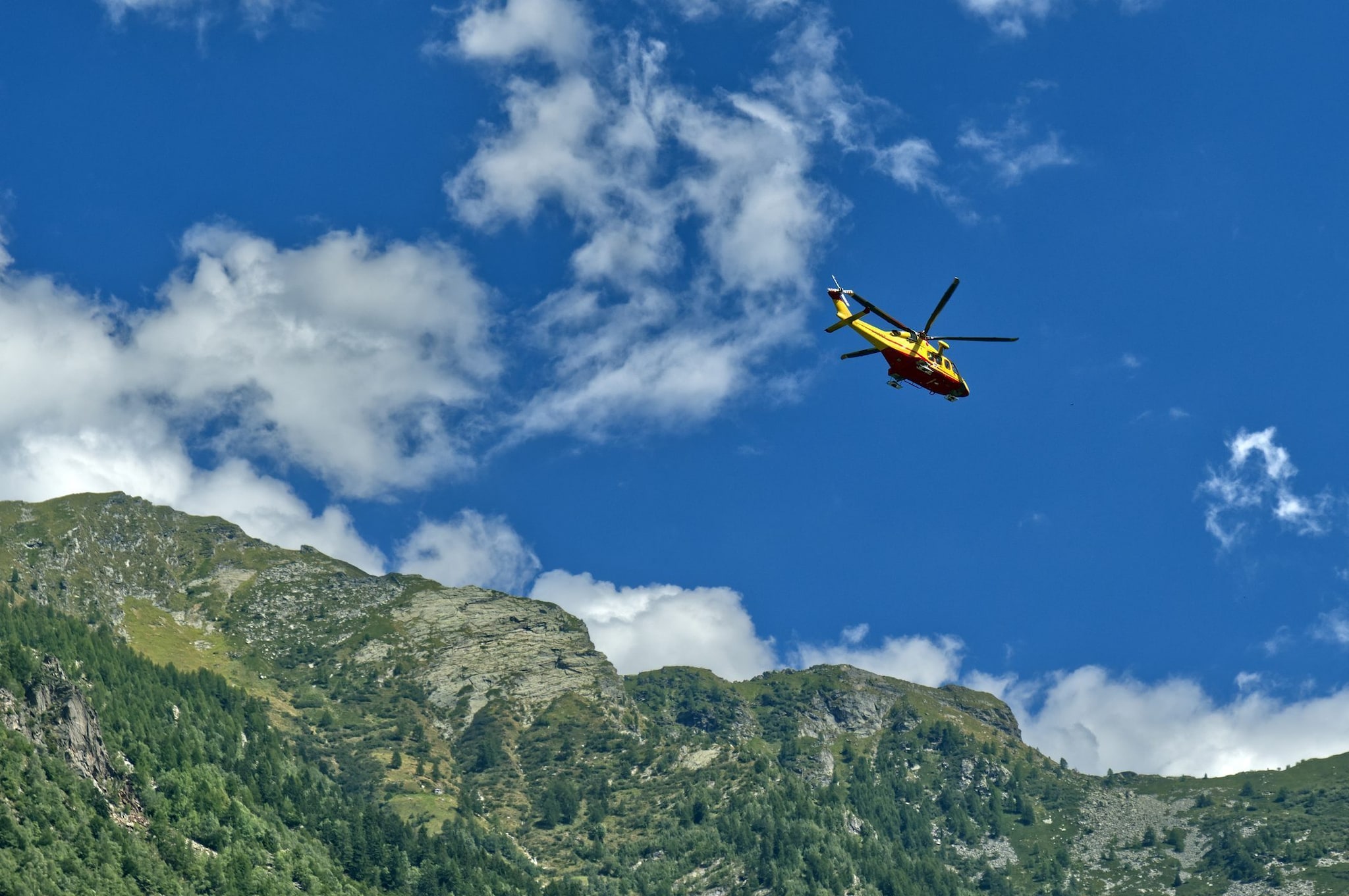 Si stacca una valanga sulla montagna in Austria, muore sciatore italiano 41enne durante la discesa fuoripista
