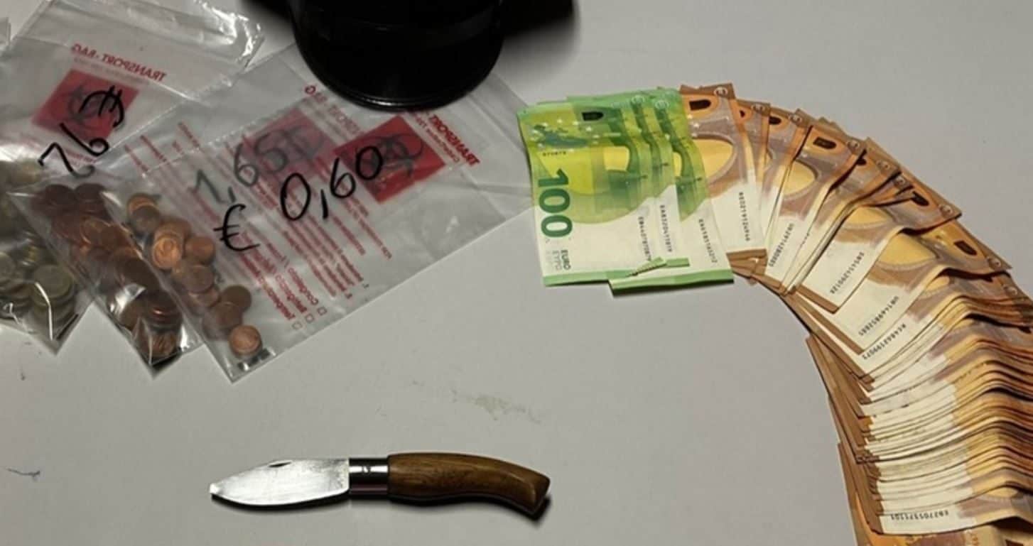 Chiede soldi con insistenza davanti al supermercato, carabinieri gli trovano addosso 4mila euro e un coltello