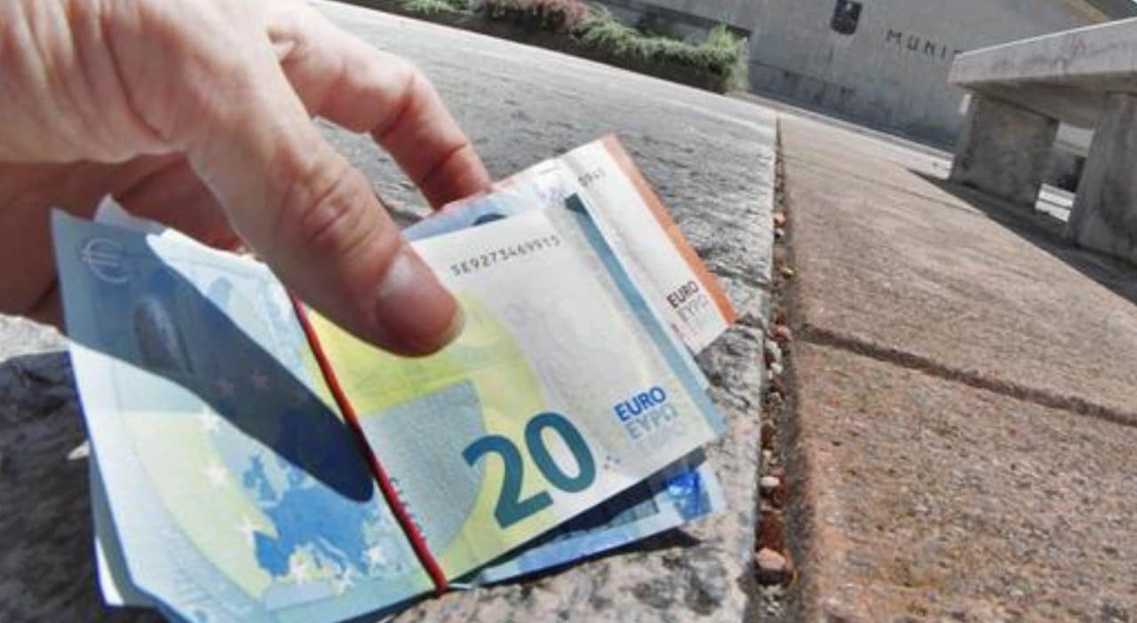 Pioggia di banconote da un camion: gli automobilisti si fermano per raccoglierle, caos in strada in Salento